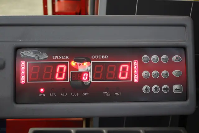 Pantalla de la equilibradora de ruedas del taller